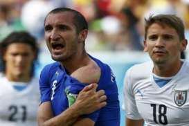 PIALA DUNIA 2014: Italia vs Uruguay, Chiellini Digigit Suarez