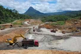 Warga Keruk Bibir Danau, Situ Kuru Terus Menyusut