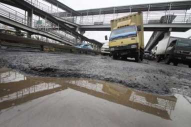 JALAN RUSAK: "Sepenggal" Lubang Ini Jadi Penyebab Kemacetan