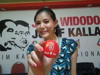 ARTIS & PILPRES 2014: Olga Lydia Jualan Pin Salam 2 Jari