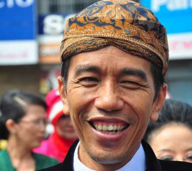 OPEN HOUSE: Jokowi Beri Bingkisan Buku Tulis Buat Anak-Anak