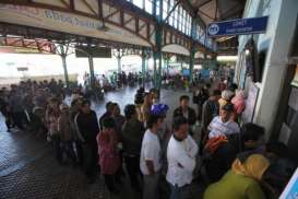 MUDIK LEBARAN 2014: Gambir Dipadati Pemudik Hingga Sore Ini