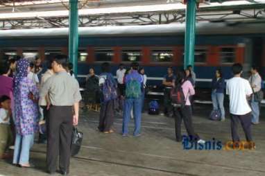 H+4 LEBARAN: Arus Mudik di Stasiun Senen Masih Padat