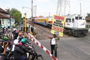 Ahok Mulai Bersih-Bersih Jalur Kereta di Bawah Jalan Layang