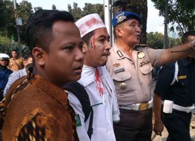 FPI RUSUH: Polisi Amankan Pelaku Aksi