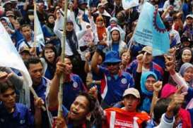 DEMO BURUH: Layanan Bus Transjakarta Terganggu