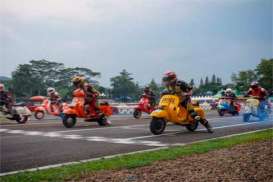 Wuihh, Kutu Vespa Club Ikut Balap Schooter di Sirkuit Sentul