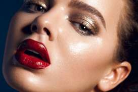 TIPS CANTIK: 5 Alasan Lipstik Merah Selalu Menjadi Tren