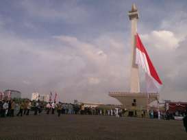 HARI BELA NEGARA 2014: Ahok Kibarkan Bendera Raksasa di Monas