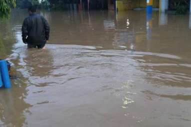 Antisipasi Banjir, Pemkot Tangerang Keruk Drainase