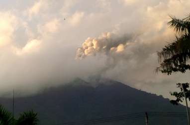 GUNUNG GAMALAMA MELETUS: Warga Ternate Butuh Pasokan Masker