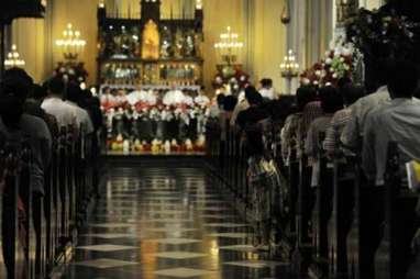 MISA MALAM NATAL: Jemaat Penuhi Katedral