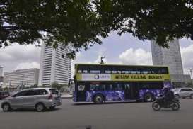 NATAL 2014: Penumpang Antre Naik Bus Jakarta City Tour