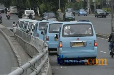 PREMIUM TURUN Rp900/Liter: Sopir Angkot Enggan Turunkan Tarif