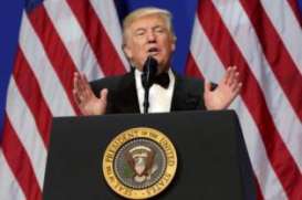 Donald Trump Resmi Melarang Imigran Asal Timteng Masuk AS