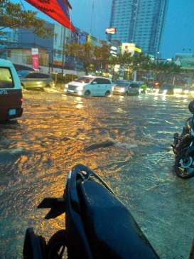 LALU LINTAS Jakarta Sebagian Padat, Jalan Tergenang Air Hujan