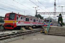 Sempat Terganggu Karena Hujan, Simak Rincian Layanan KRL