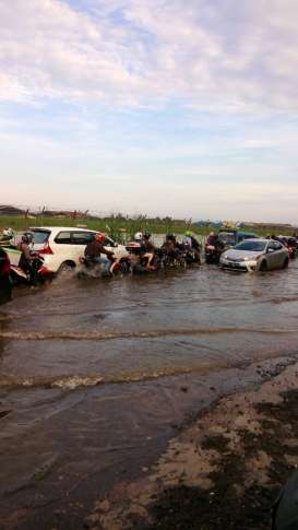 Jalan Depan Bandara Pondok Cabe Masih Tergenang Banjir