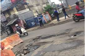 Jalan Berlubang Penyebab Lalu Lintas di Wilayah Ini Tersendat