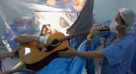 Aneh, Pria Ini Sempat-sempatnya Main Gitar di Saat Operasi Tumor