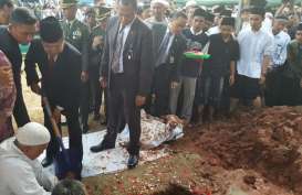 Saat Wapres JK Ikut Antarkan Hasyim Muzadi ke Liang Lahat