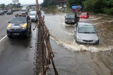 Lalu Lintas Tersendat, Sejumlah Ruas Jalan di Jakarta Tergenang