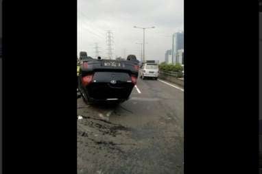 Yaris Terbalik di Tol Cawang Bikin Lalu Lintas Padat