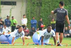 Bobotoh Antusias Lihat Essien dan Cole Latihan Bersama