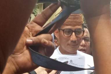 Sandiaga Uno Datangi Polda Metro Jaya, Ada Cewek Bagi-bagi Kue