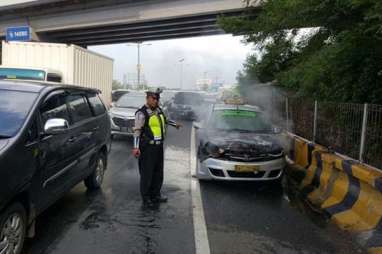 Mobil Terbakar di Tol Arah Pluit & Bandara Malam Ini