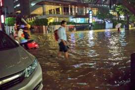 Hujan Lebat, Genangan Air Rambah Permukiman Warga dan Apartemen di Jakarta dan Bekasi