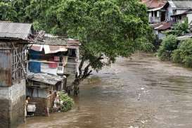 Ahok : Penertiban Bantaran Sungai Tetap Dilakukan