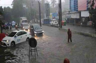 Hujan Lebat Guyur Jakarta Jalan Tergenang & Padat