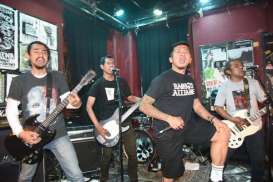 Band Asal Bandung, Jeruji, Tur di 21 Kota di Eropa