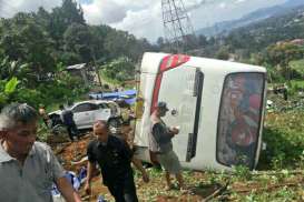 TABRAKAN MAUT CILOTO-PUNCAK: Bus Hantam Minibus, Pick-Up, dan Sepeda Motor