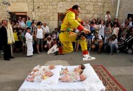 Festival Aneh: Melompati Bayi di Spanyol
