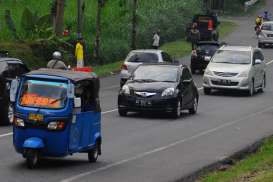 Pemudik Bandel Masih Ada. Letakkan Barang Di Atas Atap Mobil