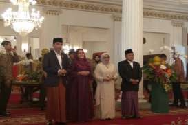 Kompak Bersarung dan Berjas, Jokowi & Jusuf Kalla Gelar 'Open House'