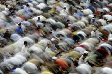 Turis Padati Masjid di Denpasar Saat Shalat Ied