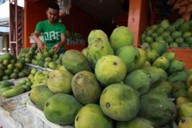 LEBARAN HARI PERTAMA: Kawasan Niaga Sepi, Kios Buah Raih Rezeki