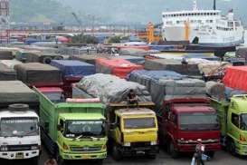 Truk Sumbu Tiga Terlihat Melintasi Tol Brebes Timur