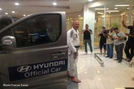 MOBIL BARU: Selebriti Dunia Jadi Penumpang Pertama New H-1 Royale