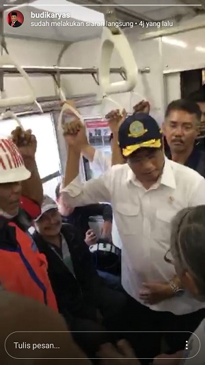 Eksisnya Budi Karya, Tinjau KRL Sambil 'Live Streaming'