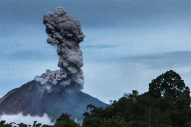 Status Gunung Sinabung Masih Awas. Awan Panas Meluncur ke Tenggara Timur