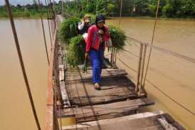 PRASARANA DAERAH :  PUPR Bangun 13 Jembatan Gantung