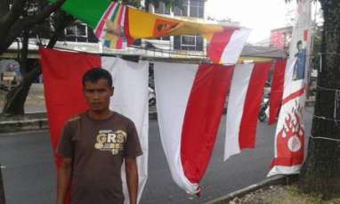 HUT KE-72 RI: Pedagang Bendera dan Umbul-umbul di Bandung Raup Jutaan Rupiah