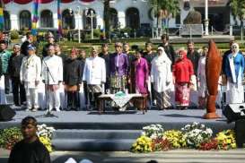 Jokowi dan Istri Kompak Berbusana Adat Sunda di Karnaval Bandung