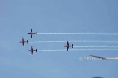 Pesawat Aerobatik Jupiter Ikut Meriahkan Makassar F8