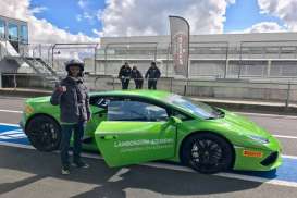 Pemuda Sumedang Rasakan Sensasi Mengemudi Lamborghini di Sirkuit Nurburgring