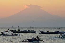 Ini Keunikan Gunung Agung dan Sinabung